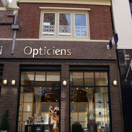 Pand onder diep zadeldak tegen oude achtergevel van puntvorm