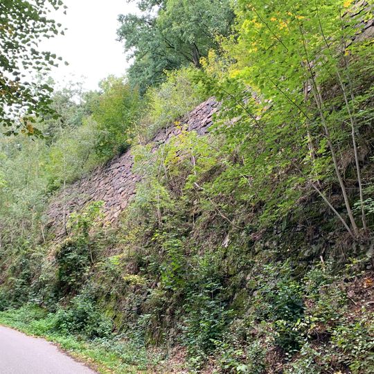 Futtermauer des Muldentalbahndammes zwischen Bahnkilometer 21,2 und 21,4