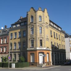 Mietshaus in halboffener Bebauung in Ecklage, mit Vorgarten Deulichstraße 4
