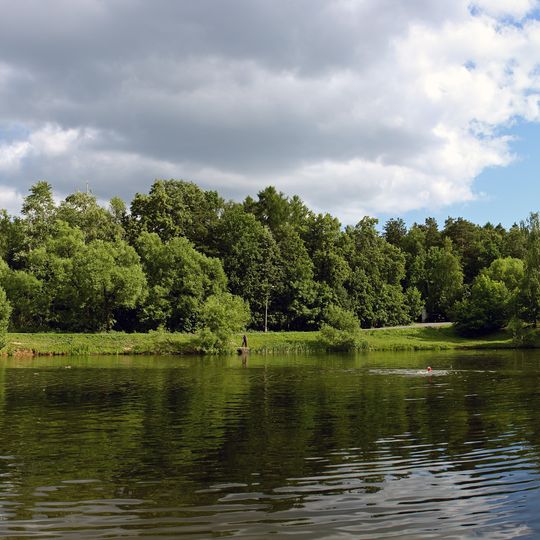 Парк с прудами