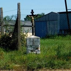 Kříž na okraji Sedmpán při silnici na Hulice