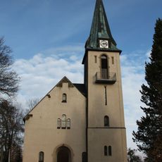 Kirche (mit Ausstattung) und Kriegerdenkmal für die Gefallenen des Deutsch-Französischen Krieges 1870/71 vor der Kirche Neuhausener Straße 12