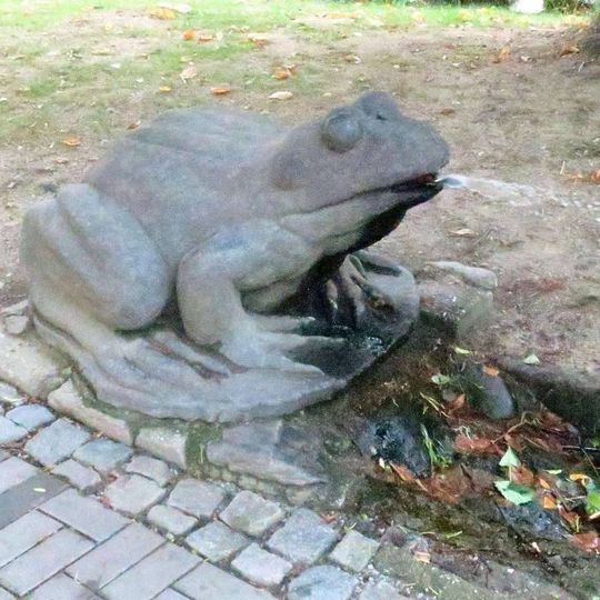 Fontána Žába na náměstí ve Frymburku