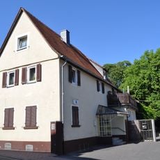 Giebelständiges, verputztes Fachwerkhaus einer ehemaligen Hofreite