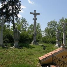 Kalvarienberg/mittelalterlicher Hausberg mit Kreuzigungsgruppe