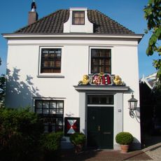 Pand met lijstgevel met rijk versierde ingangspartij met de wapens van utrecht en amsterdam en twee leeuwen