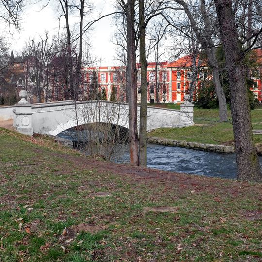 Most přes Bystřici v zámeckém parku Ostrov