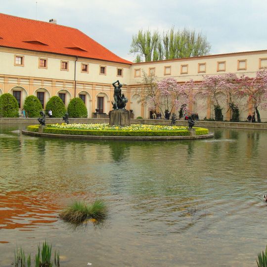 Kašna se sochou Herkula zápasícího s drakem ve Valdštejnské zahradě