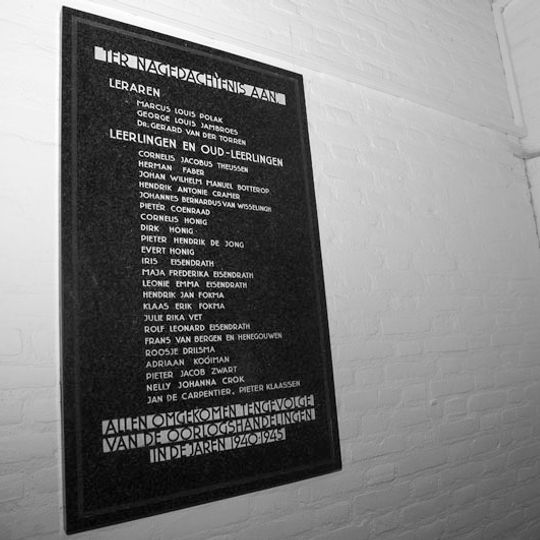 Monument in het Zaanlands Lyceum