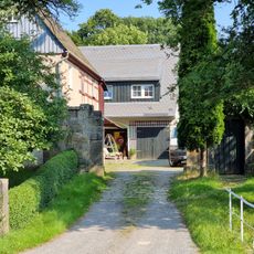 Hofmauer mit Toreinfahrt und Pforte eines Bauernhofes Basteistraße 61