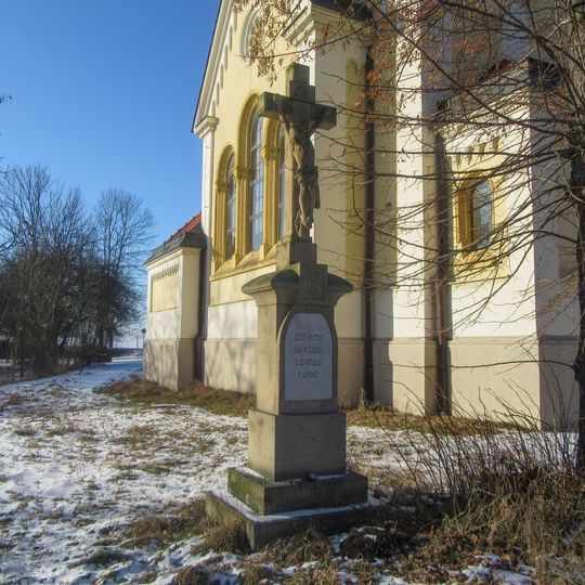Kříž v Topolanech u kaple ulice Bílkova
