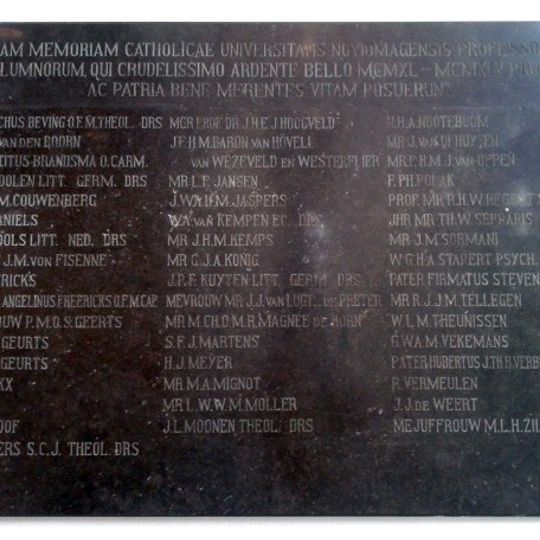 Plaquette in het Universiteitsgebouw