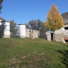 Kříž u kostela ve Stranné