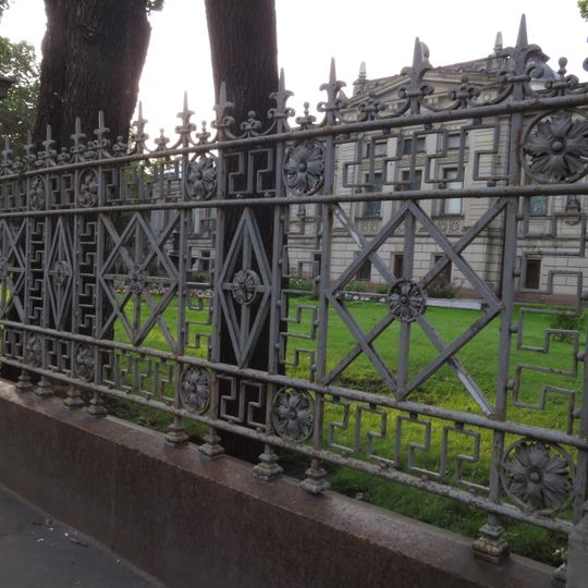 Новая Басманная улица 14 c1, Ограда с воротами дома Стахеева