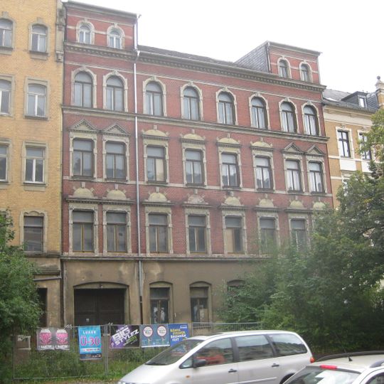 Mietshaus in geschlossener Bebauung mit Vorgarten Müllerstraße 11