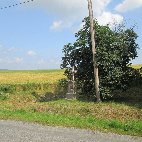 Kříž východně od Potvorova u rozcestí