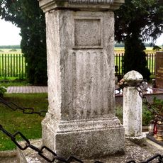 Cintorínsky kríž, pilier s podstavcom