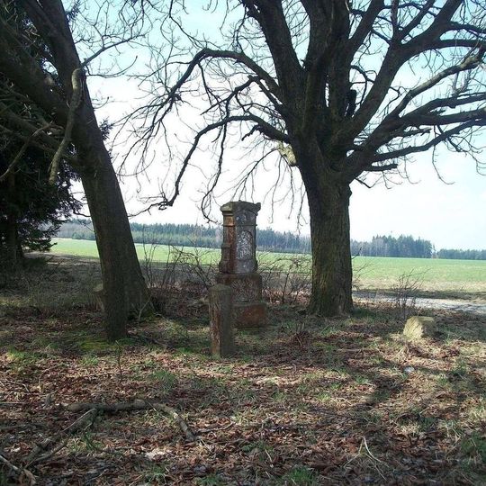 Kříž východně od Budeče u okraje lesa