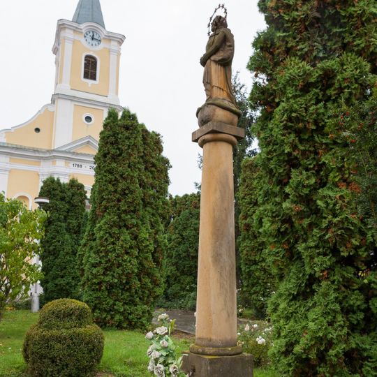 Socha Panny Márie-Immaculaty, stĺp s podstavcom