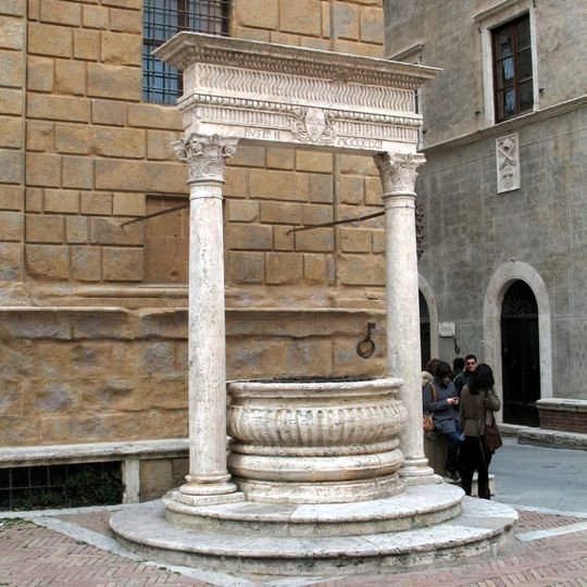 Fontana del Palazzo Piccolomini