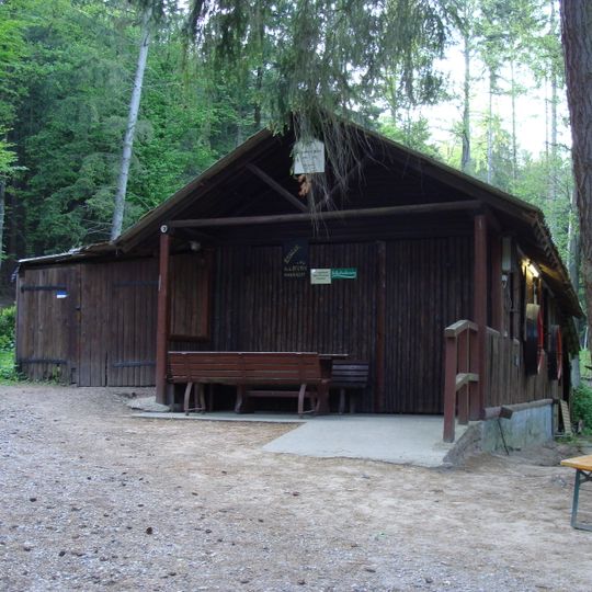 Edenkobener Hütte am Hüttenbrunnen