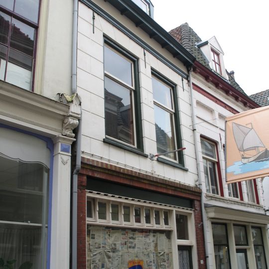 Pand met gepleisterde lijstgevel en dakkapel