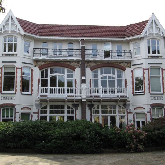 Johan van Oldenbarneveltlaan 74/Frederik Hendriklaan 2