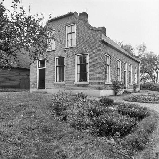 Dubbele woning onder pannengedekt wolfsdak