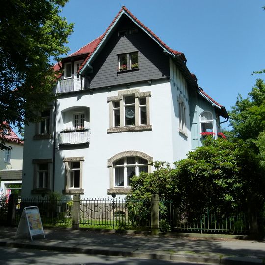 Villa mit Einfriedung Am Schillerplatz 2