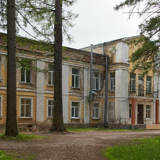 Здание бывшего военного музея