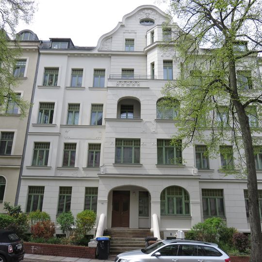 Mietshaus in geschlossener Bebauung mit Vorgarten und Freitreppe Barbarossastraße 43