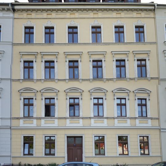 Mietshaus in geschlossener Bebauung mit Vorgarten und Einfriedung Uferstraße 21