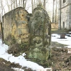 Podstavec kříže u vstupu do areálu kostela v Žibřidicích