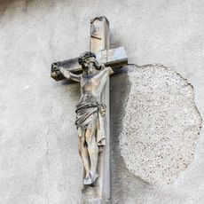 Kříž v Mírově u zdi kostela