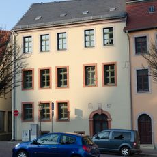 Wohnhaus (zwei Hausteile, Anschrift: Markt 16 und Pachtergasse 1) in Ecklage und geschlossener Bebauung sowie Seitenflügel zur Pachtergasse Markt 16