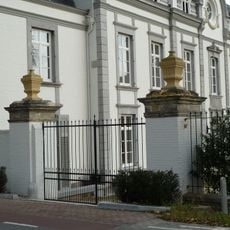 Vliek Castle: pillars, fence and balustrade next to castle