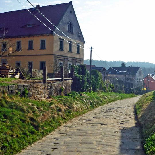 Alte Straßenpflasterung und Bergkeller an der Straße Grundstraße -