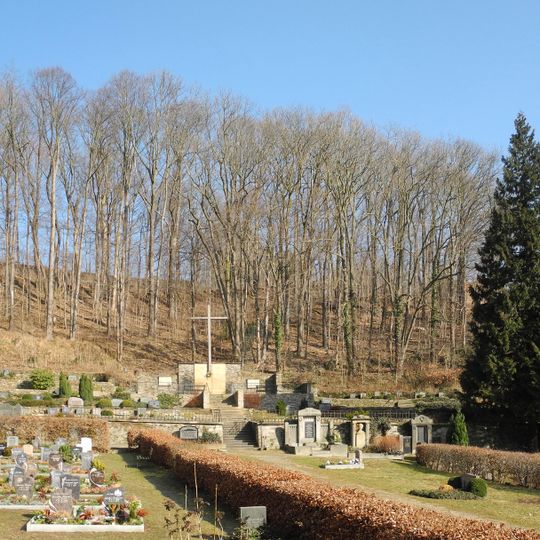Sachgesamtheit Friedhof Glashütte mit Friedhofsgestaltung und folgenden Einzeldenkmalen: Einfriedung, 10 Grabstätten, davon zwei Kriegerdenkmale und Monument für Hochwasseropfer 1927 (siehe auch Einzeldenkmaldokument - Obj. 092781