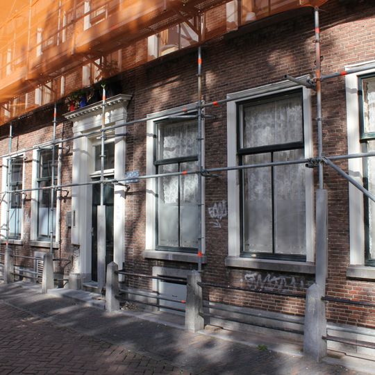 Statig herenhuis met rechte kroonlijst, bouwnaad in midden der gevel