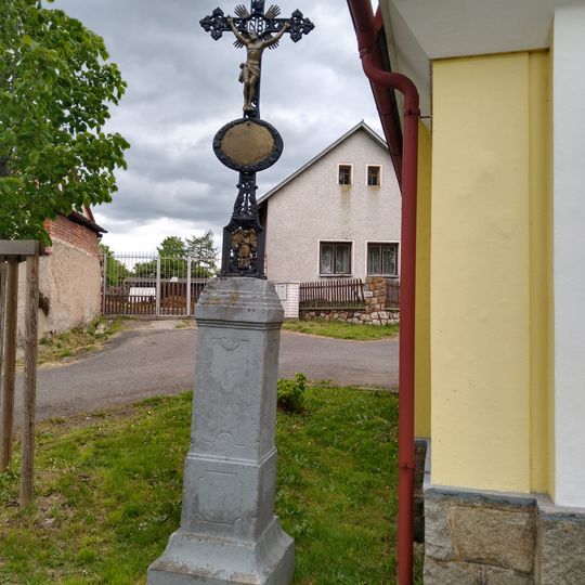 Kříž v Druhlicích u kaple