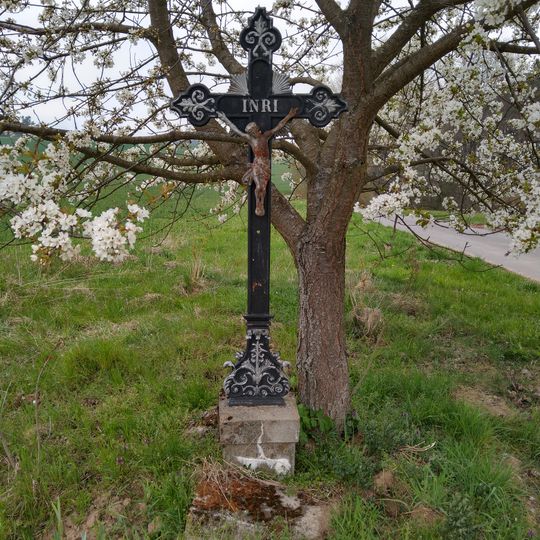 Kříž u rozcestí severně od obce
