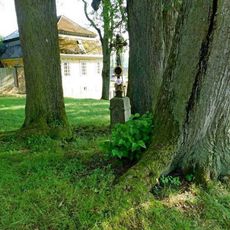 Kříž před kostelem v Branišově