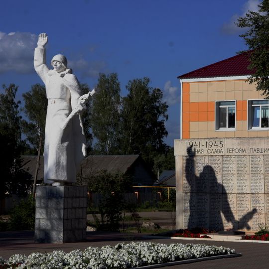 Братская могила воинов, павших в боях за освобождение п. Думиничи в 1941-1945 гг.