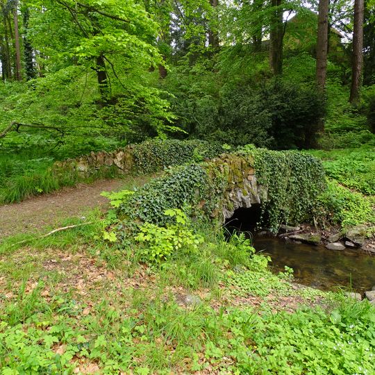Kamenný most přes Janovický potok před vtokem do Zámeckého rybníka ve Vrchotových Janovicích