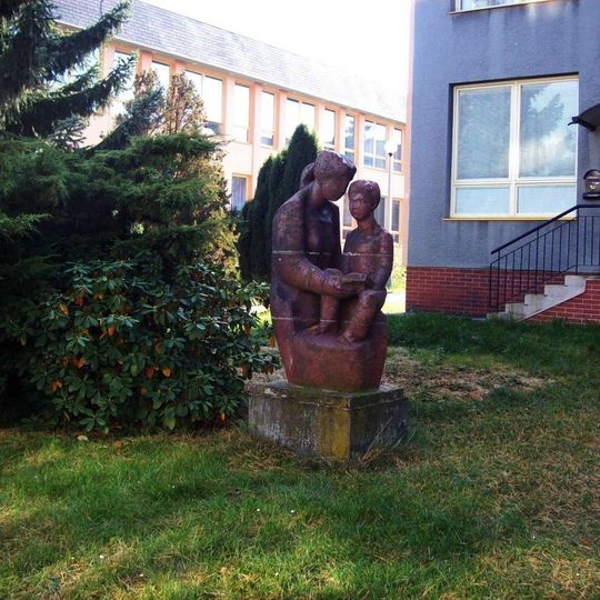 Socha Matka čte synovi u ulice Terezie Brzkové v Plzni