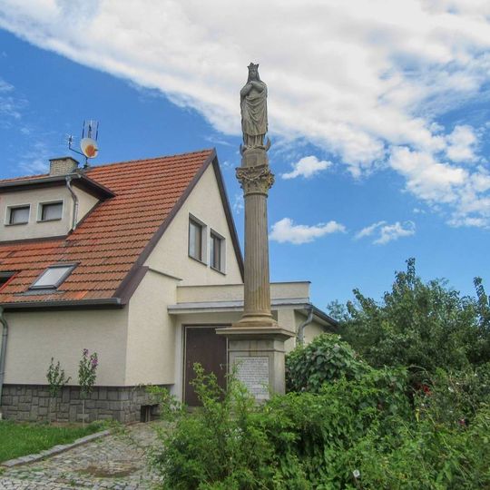 Sloup se sochou Panny Marie v Nemilanech ulice Kožušanská
