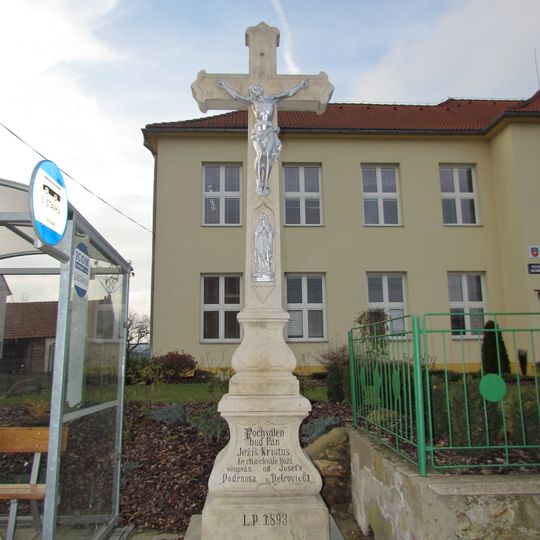 Kříž u obecního úřadu v Petrovicích