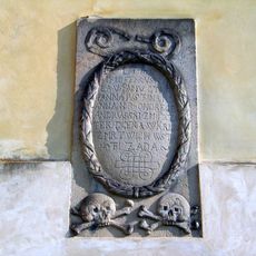 Náhrobník na stěně kostela sv. Petra a Pavla v Unhošti