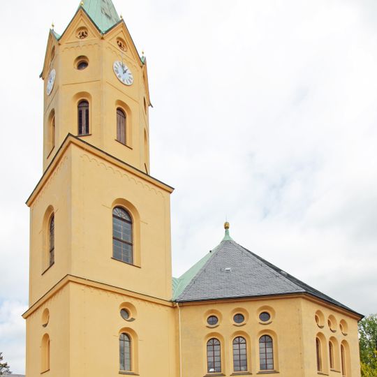 Kirche mit Kirchhof und Kirchhofstor, Denkmal für die Gefallenen des Ersten Weltkrieges sowie drei Grabmale Kirchweg