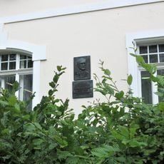 Pamětní deska Sigmunda Freuda na Městské knihovně v Mariánských Lázních